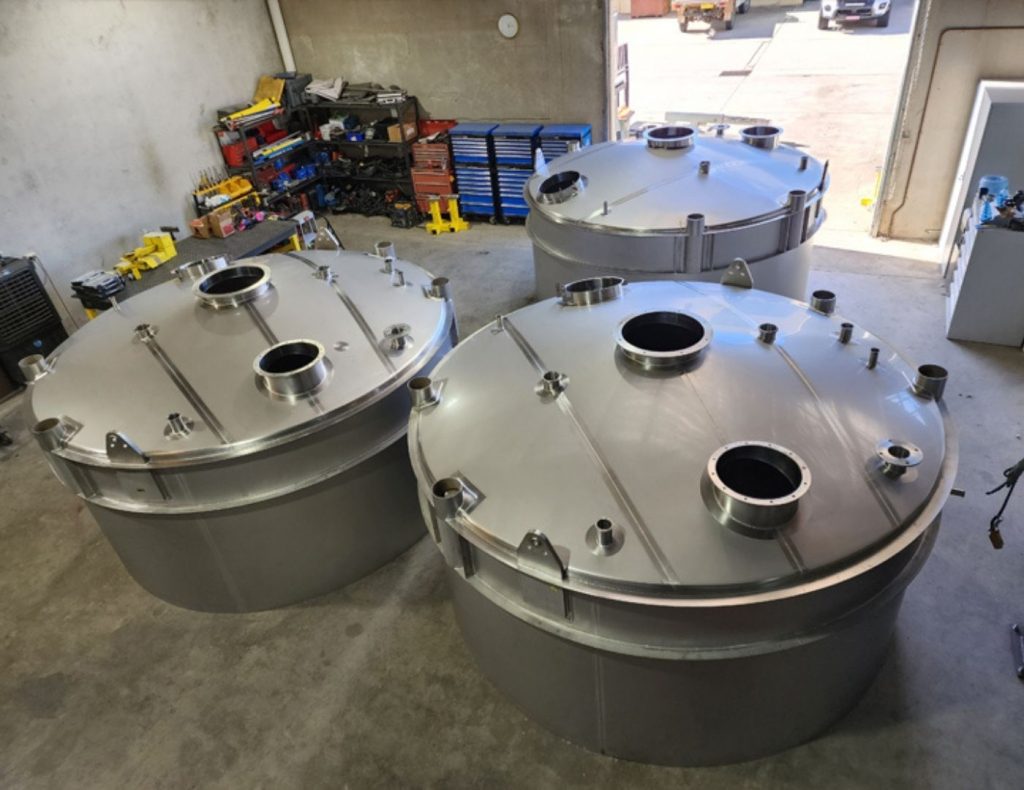 Custom stainless steel mixing tank heads for food and beverage industries